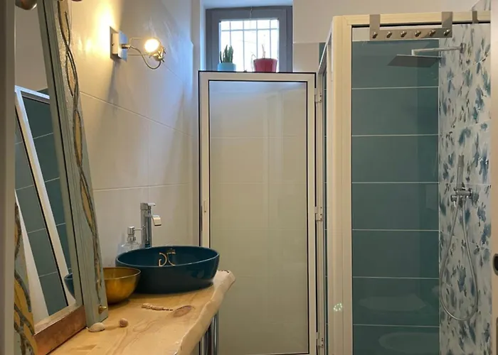 Leopardi A Due Passi Dal Mare *